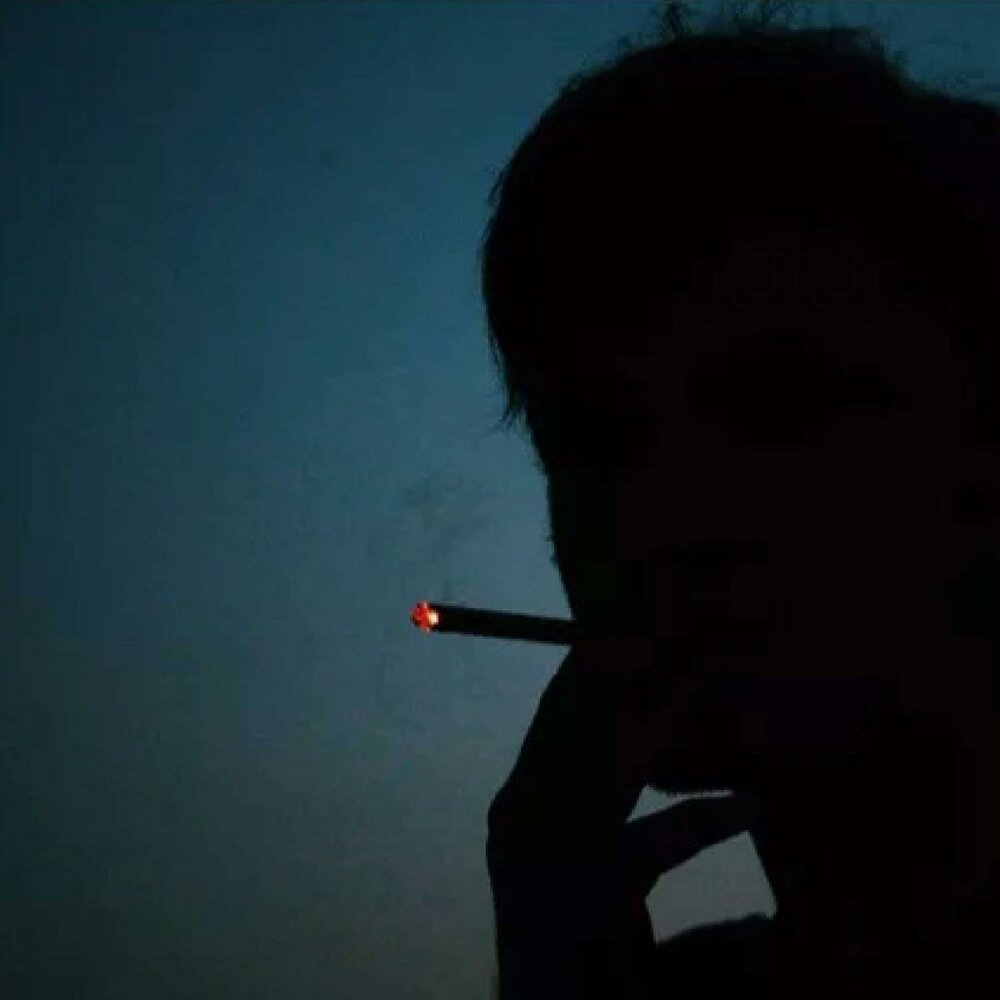 Песня ночь сигарета. Мужчина с сигаретой в темноте. Сигарета в темноте. Парень курит в темноте. Парень с сигаретой в темноте.
