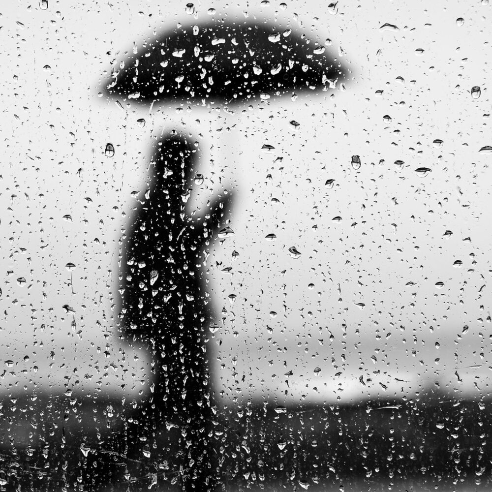 Негатив дождь. Мужчина дождь. Картина дождь и шар черно белая.