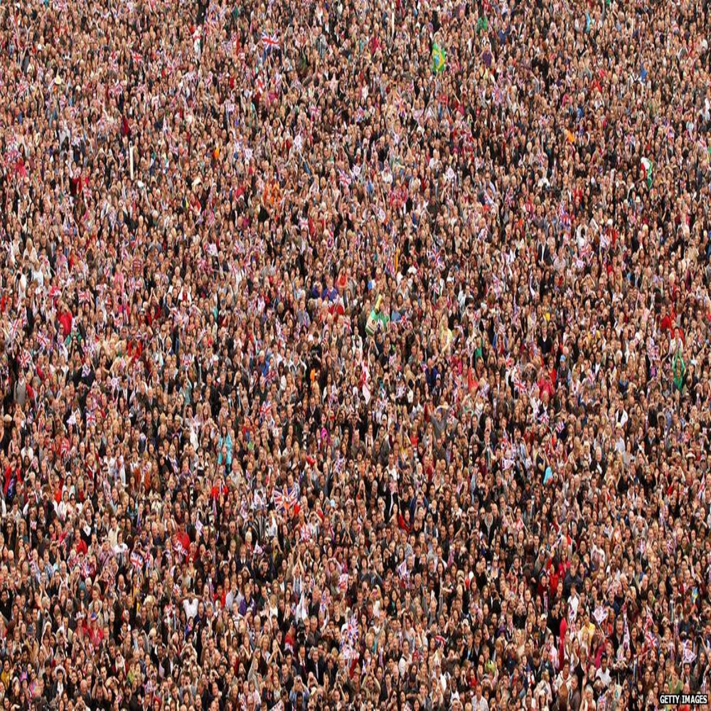 На земле 7 миллиардов человек. Толпа. Много людей. Большая толпа людей. Скопление людей.