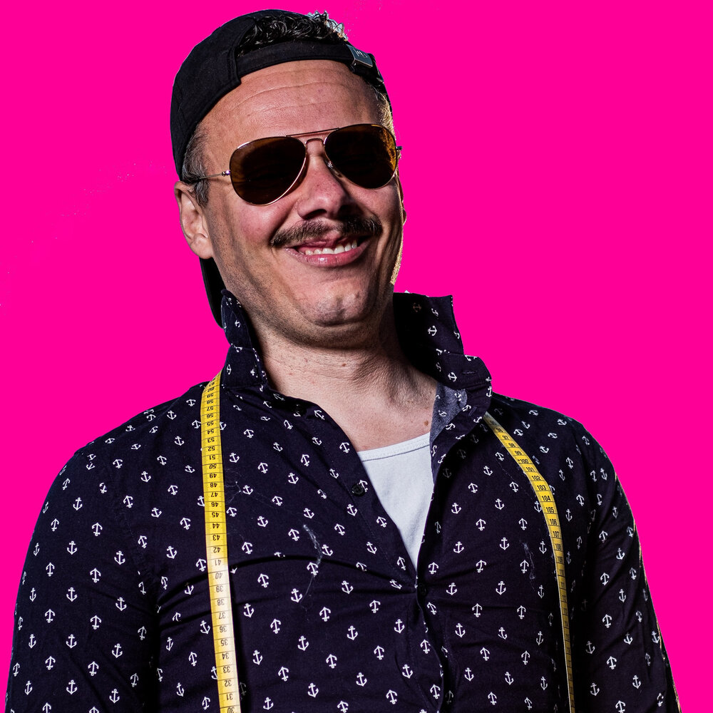 Mr listen. Mr listen. R. Mr listen. мистер слушает музыку.