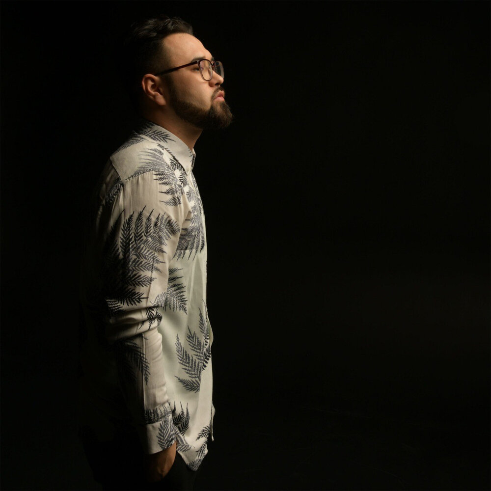 Жағажайда жалаңаш қара адамдар