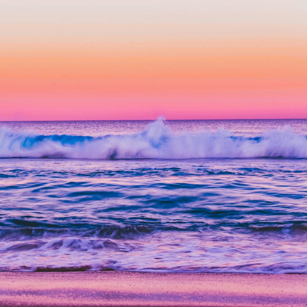 На виднеющемся море. Море волны Горизонт. Волны на горизонте. Неоновый пляж. Бали розовый.