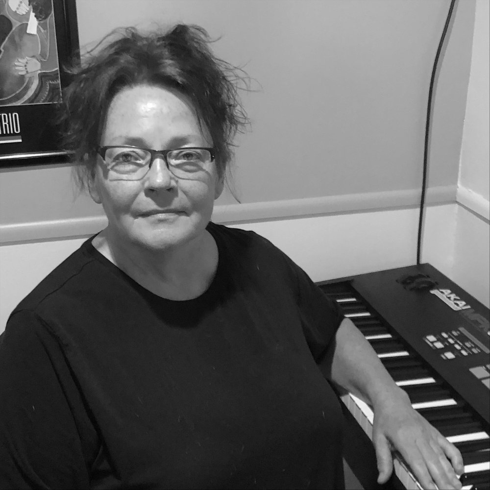 бег девушки. Fast she. утренняя пробежка. спортивная девушка идет. легкий бег.