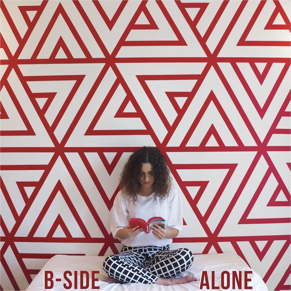 Девушка сидит на берегу. Side alone. Красивые картинки одиночество мужчины. Мужское одиночество. Are we alone.