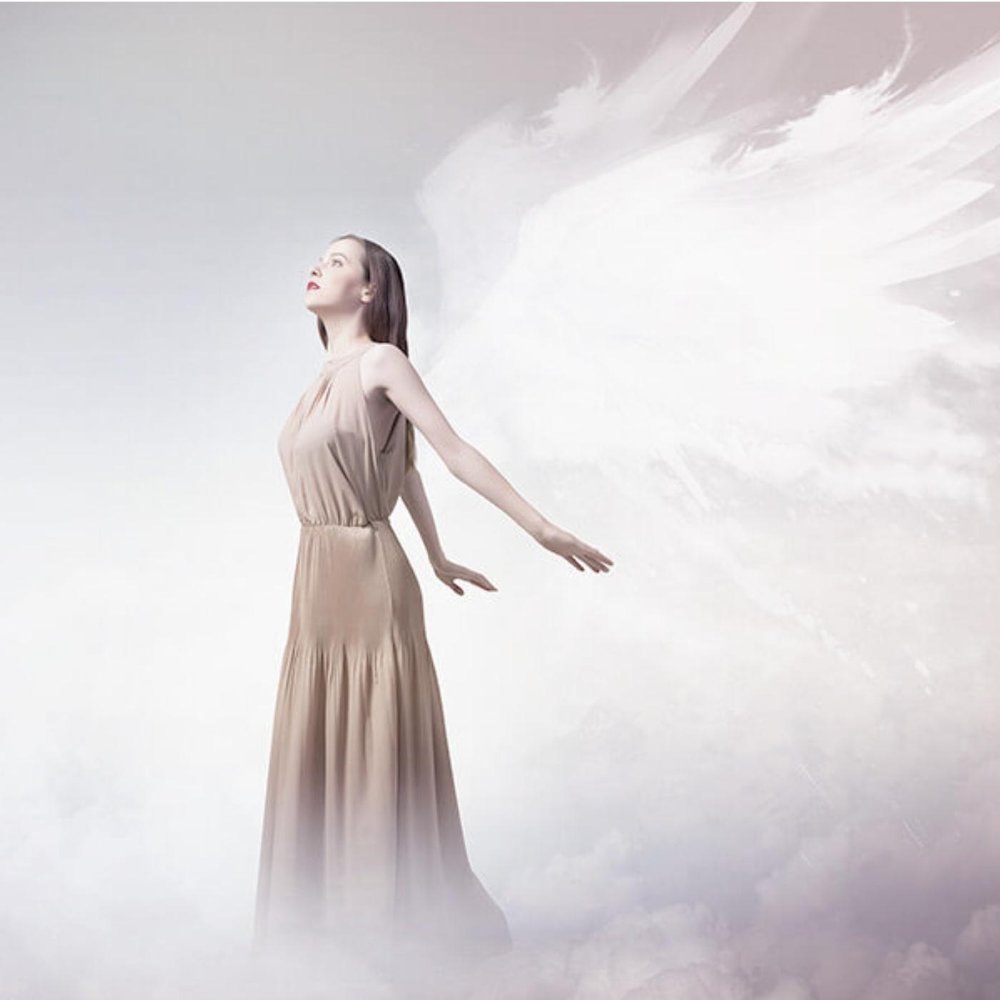 Летящий ангел слушать. Светлый ангел. Девушка ангел в небе. Ангел белый. Светлый ангел девушка.