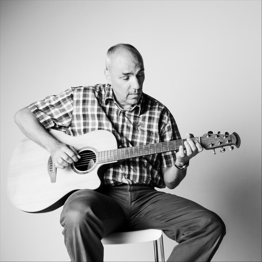 Paul simple. Sean paul 2024. Simple minds - love song. Sean paul 2008. Фото черно белое с седыми волосами мужчина.