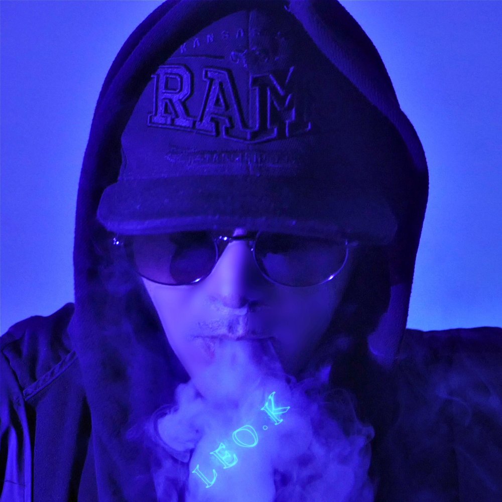 наушники для девушек. громкий звук. курение эстетика. плохая погода vinonatele. Rabbit killa фотографии.