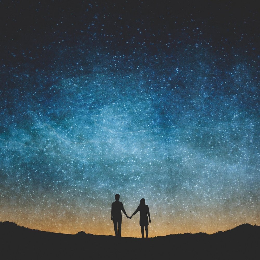 Влюбленные на фоне звездного неба