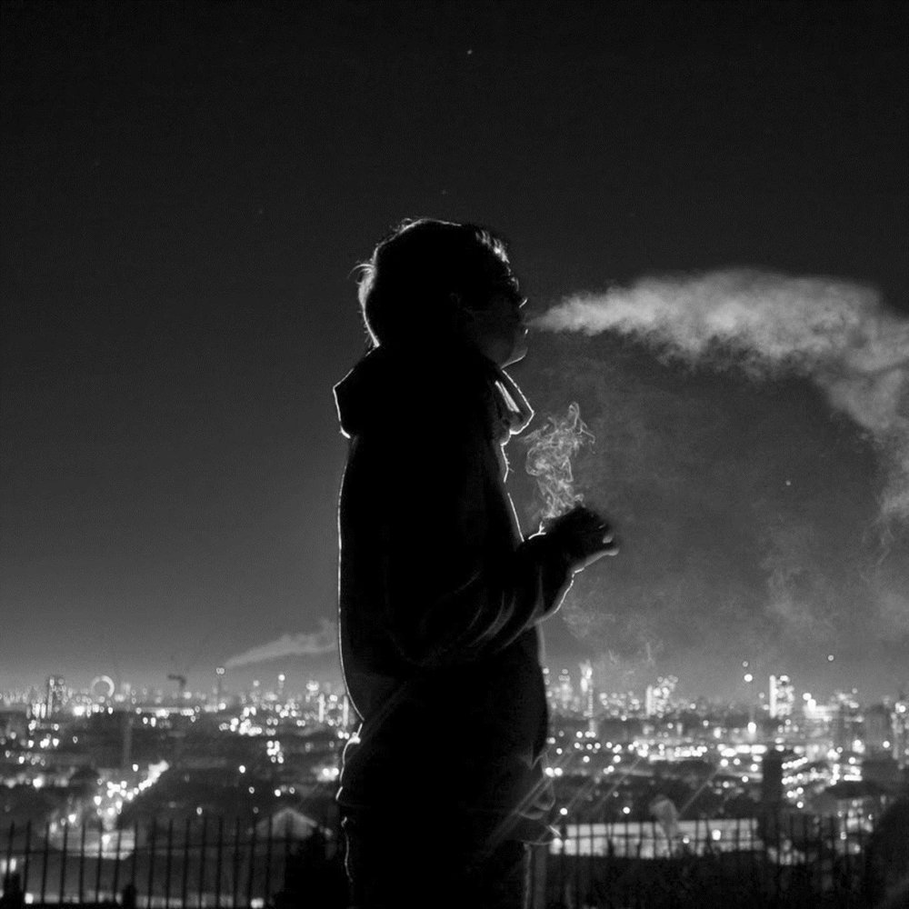 Песня ночь сигарета. Парень ночью. Человек на крыше ночью. Парень с сигаретой ночью. Пацаны ночью.