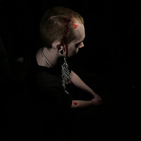 Шұлық киген хатшы үстелдің астын сорып алады