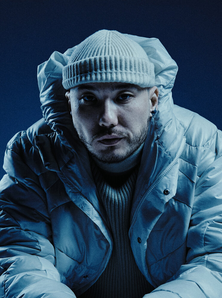 Қыздар шұлықтарды иіскейді