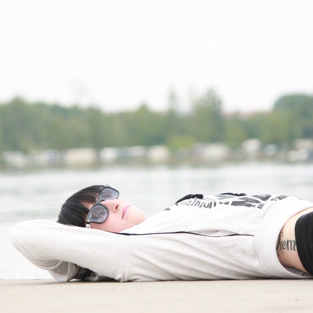 Избавление от шума. Шум в отеле. Соседи шумят. Девушка отдыхает на диване. White noise sleep.