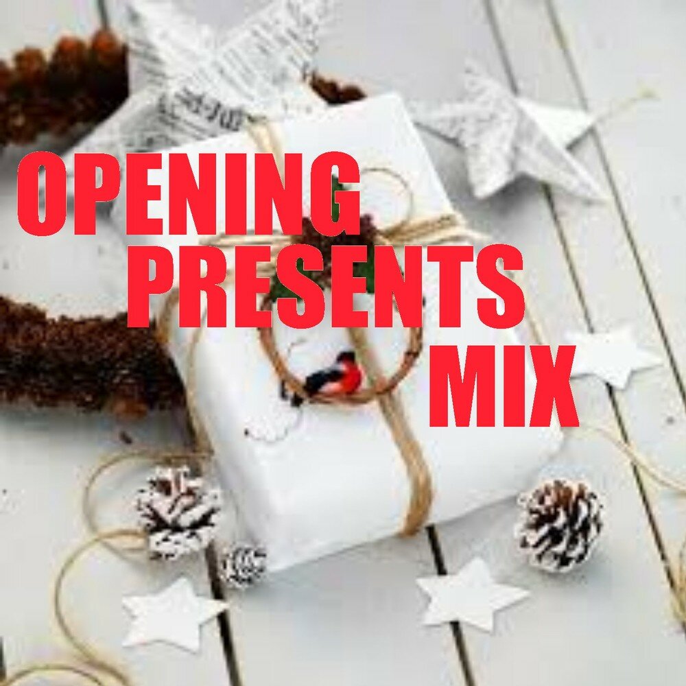 Обезьяна держит банан в ухе. Christmas gifts kids. Подарок на рождество фильм игрушка. I open my presents. Настоящее рождество.