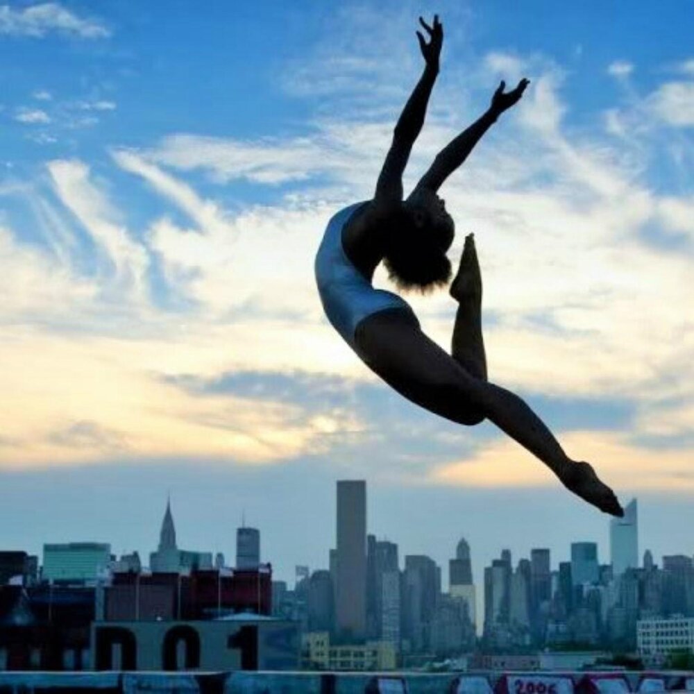 девушка балет в прыжке. экспрессия в танце. танцующий полет. современная балерина. танцующий полет.