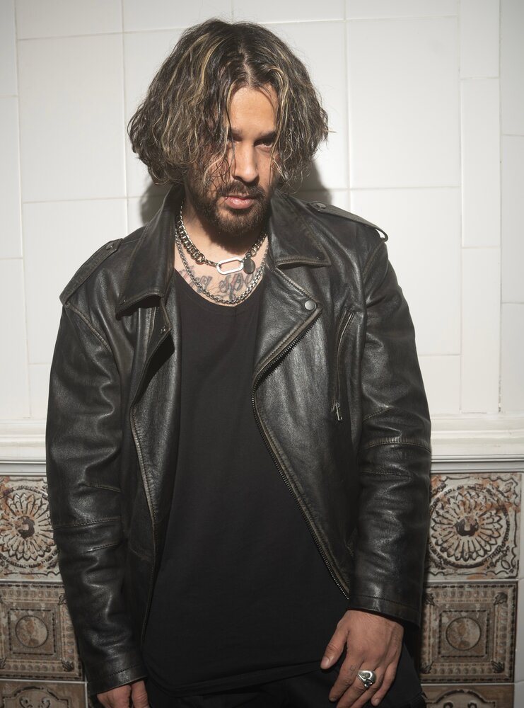 Екі жалауға мәжбүр