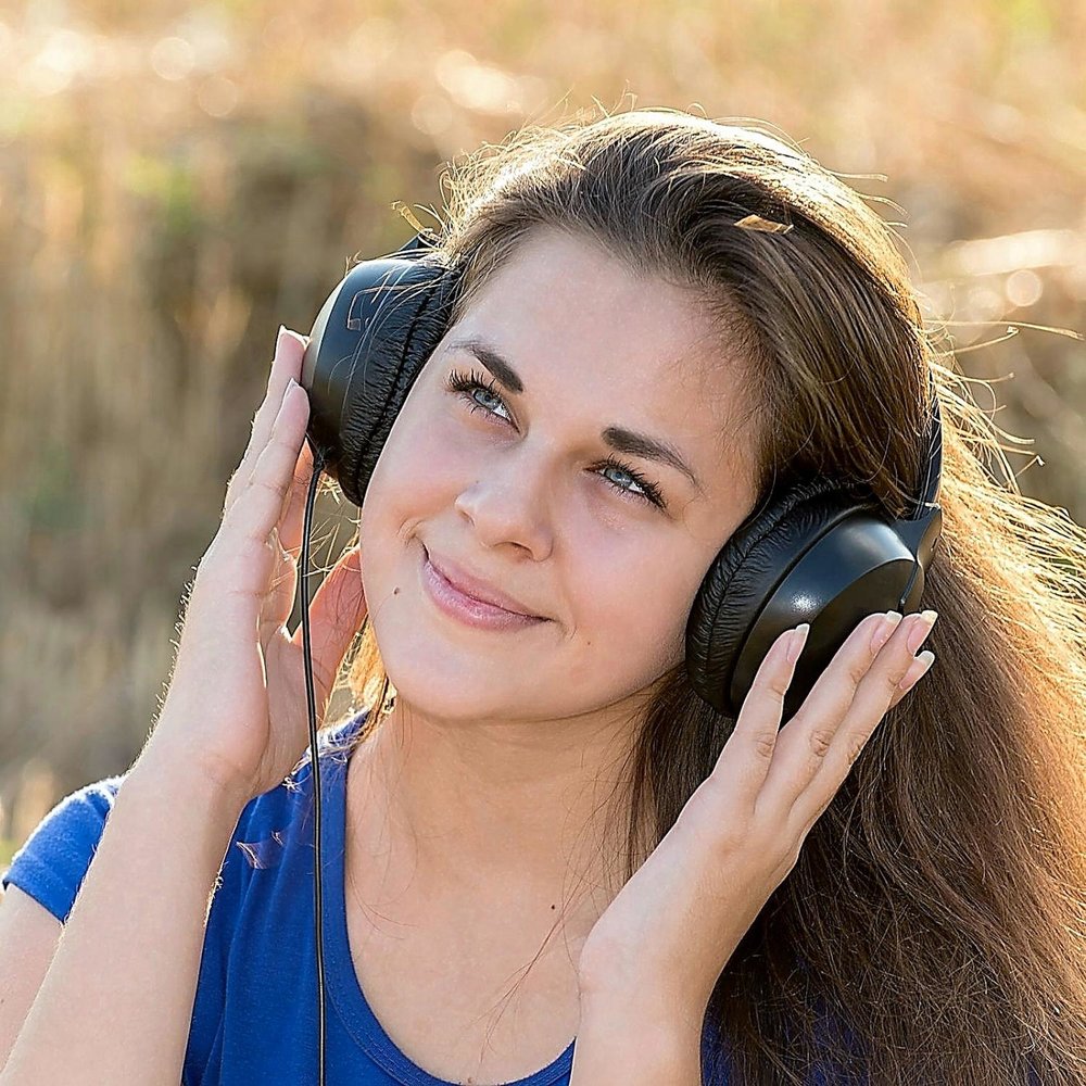 подруги болтают. скажите девушке слушать. разговор двух подруг. люди шепчутся. шепчет на ухо.