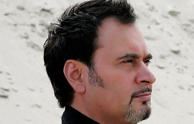 Меладзе слушать выйду. Часы меладзе. Клип меладзе с черным и белым ангелом. Фантом меладзе слушать. Меладзе слушать выйду.