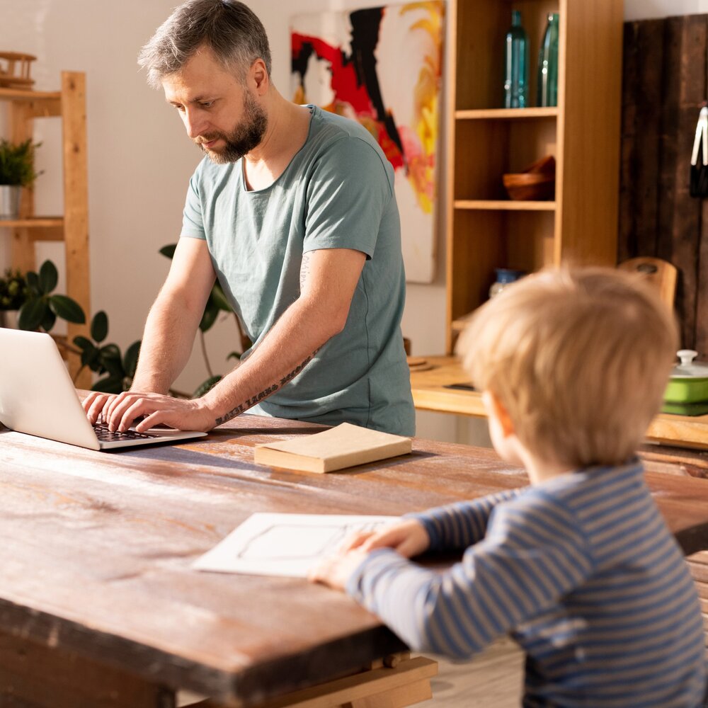 He father work. Мой папа работает и делает бловки.