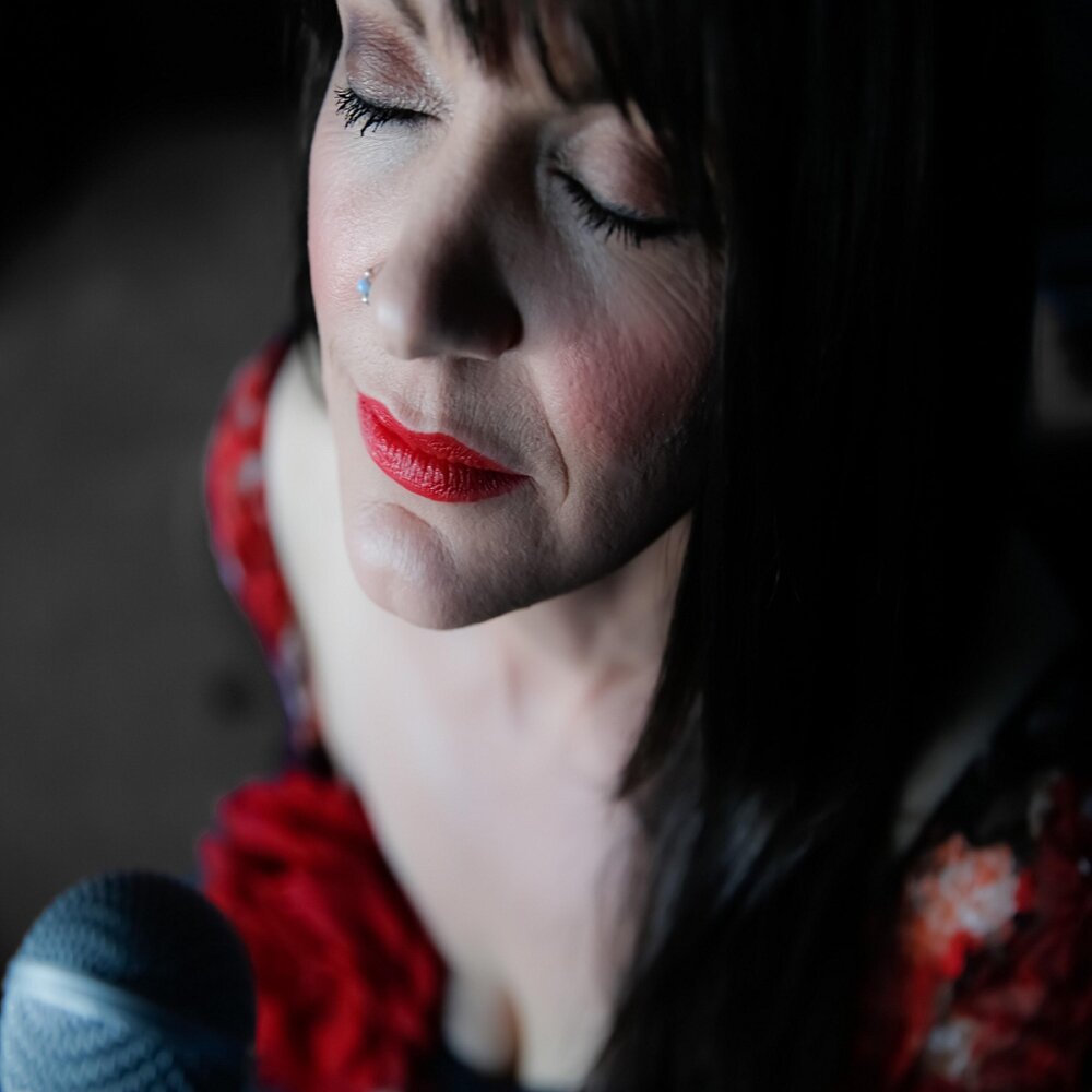 Steve thorne part one emotional creatures 2005. Белла торн полуночное солнце. Торн слушать. Джо торн он. Торн слушать.