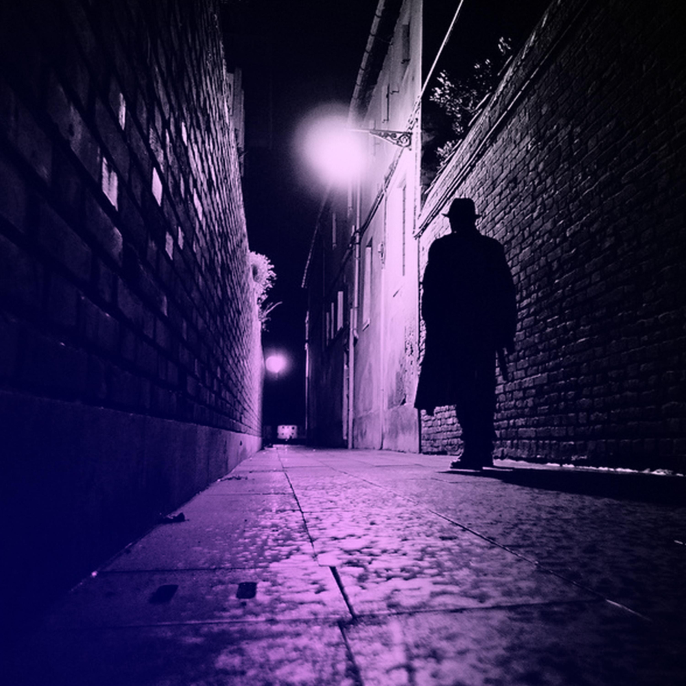 Человек в темном переулке