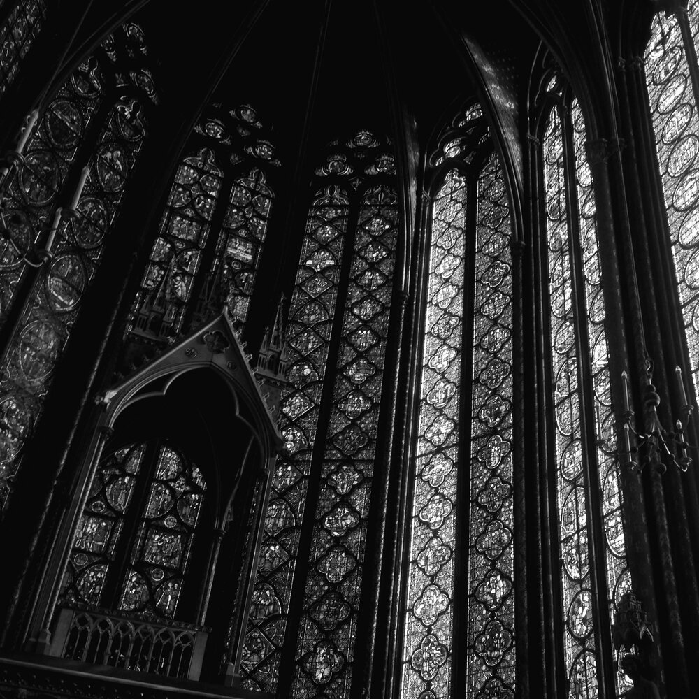 Leon cathedral. Cathedral glass. Глостер церковь англия. Витраж роз шартрского собора. Витражи реймского собора.