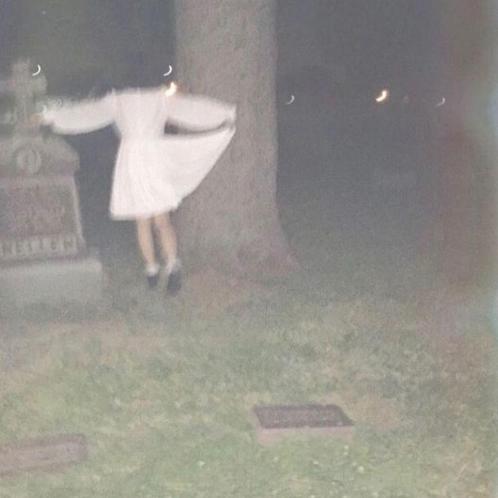 Девочка на кладбище