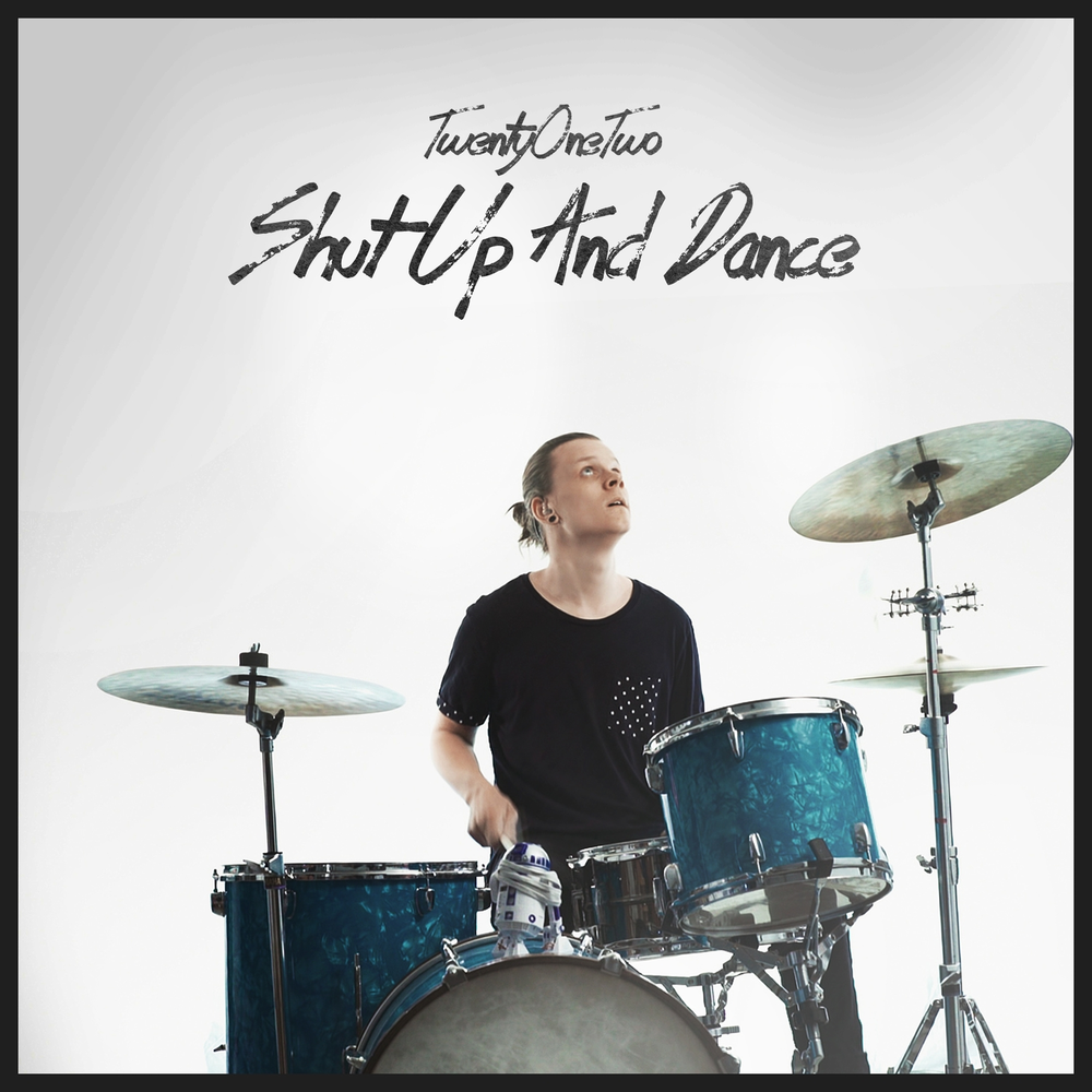 Одежда twenty two twelve. One two исполнитель. Twenty two. Two twenty two. Twenty two очки.