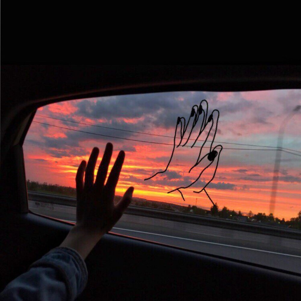 Рука на стекле машины