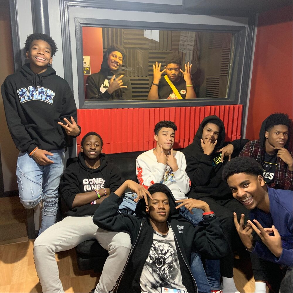 восемь исполнителей 5. вокальный ансамбль swingle singers. восемь исполнителей 5. несколько мужчин в костюмах. октет ансамбль.