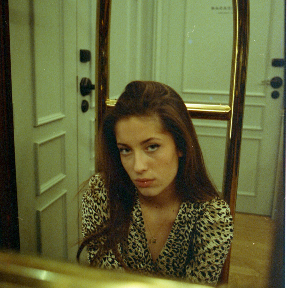 Moins joli. Iliona певица фото. Moins joli. Moin картинки. Iliona французская певица.