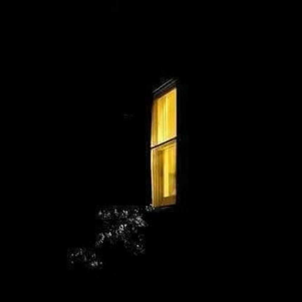 Дом со светом в окне ночью