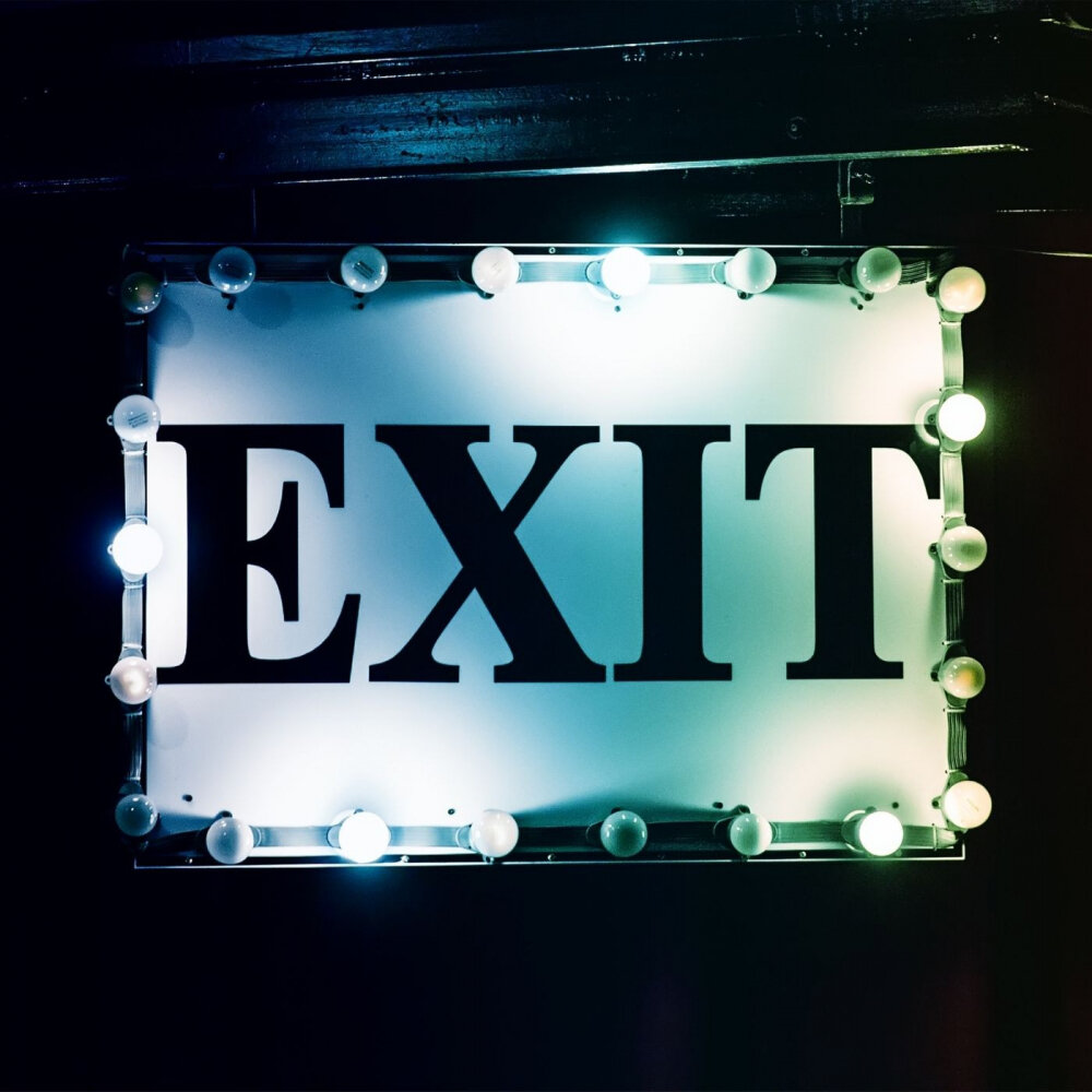 Включи exits. Вывеска exit. Табличка "выход стрелка влево". Табличка ехит. Включи exits.