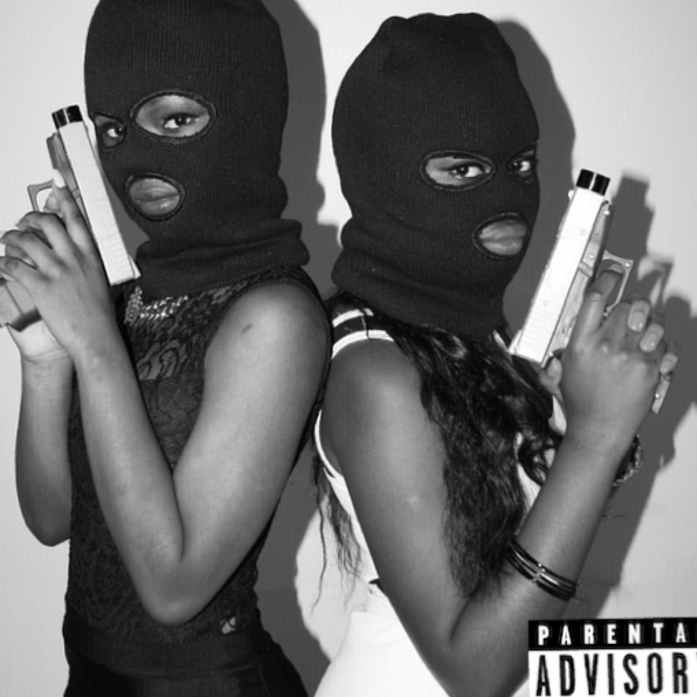 Бандит т девушку. Девушка бандит. Девушка в маске с автоматом. Девушка бандит. Девушка в маске с автоматом.