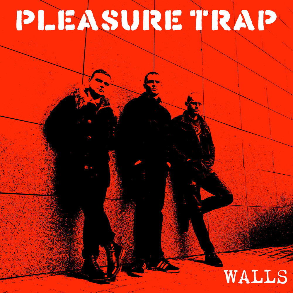 зачеркивает дни на стене. силуэт за стеклом. вычеркивание дней на стене. Klostrofobi. стена между людьми.