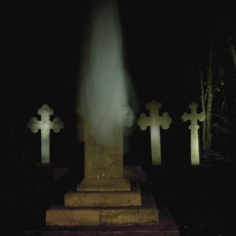 Почему нельзя ночью на кладбище. Кладбище ночью с призраками. Могила ночью.