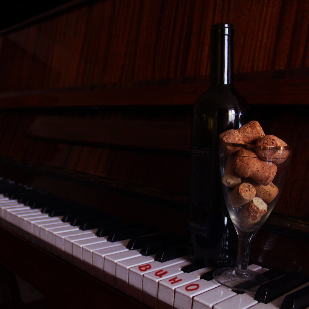 Вино помогает слушать. Вино и музыка. Песня про вино. Песни под вино.