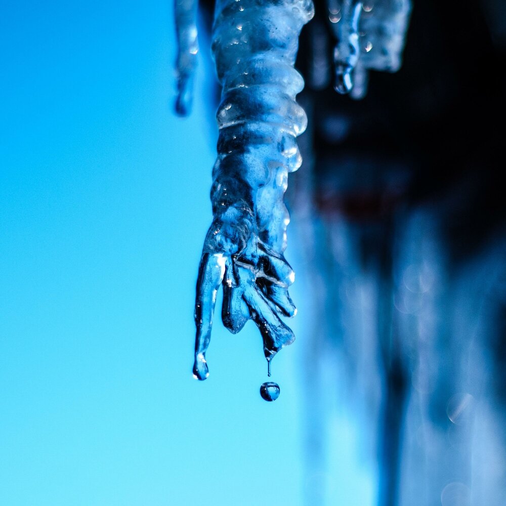 Water wetter. Сосульки капель. Вода мокрая небо голубое. Сосулька картинка. Не мокрая вода.