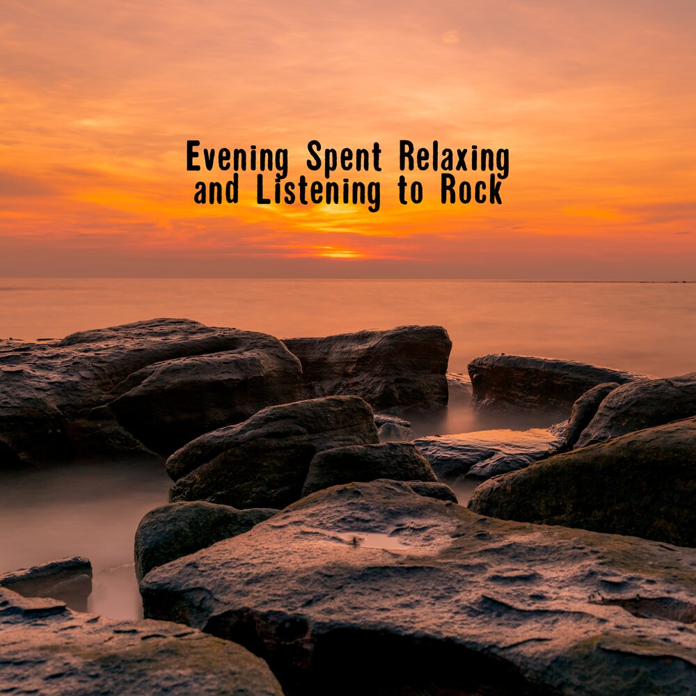 семейный вечер. семья у телевизора. счастливые молодые люди. семья с детьми в квартире. вечер с друзьями.