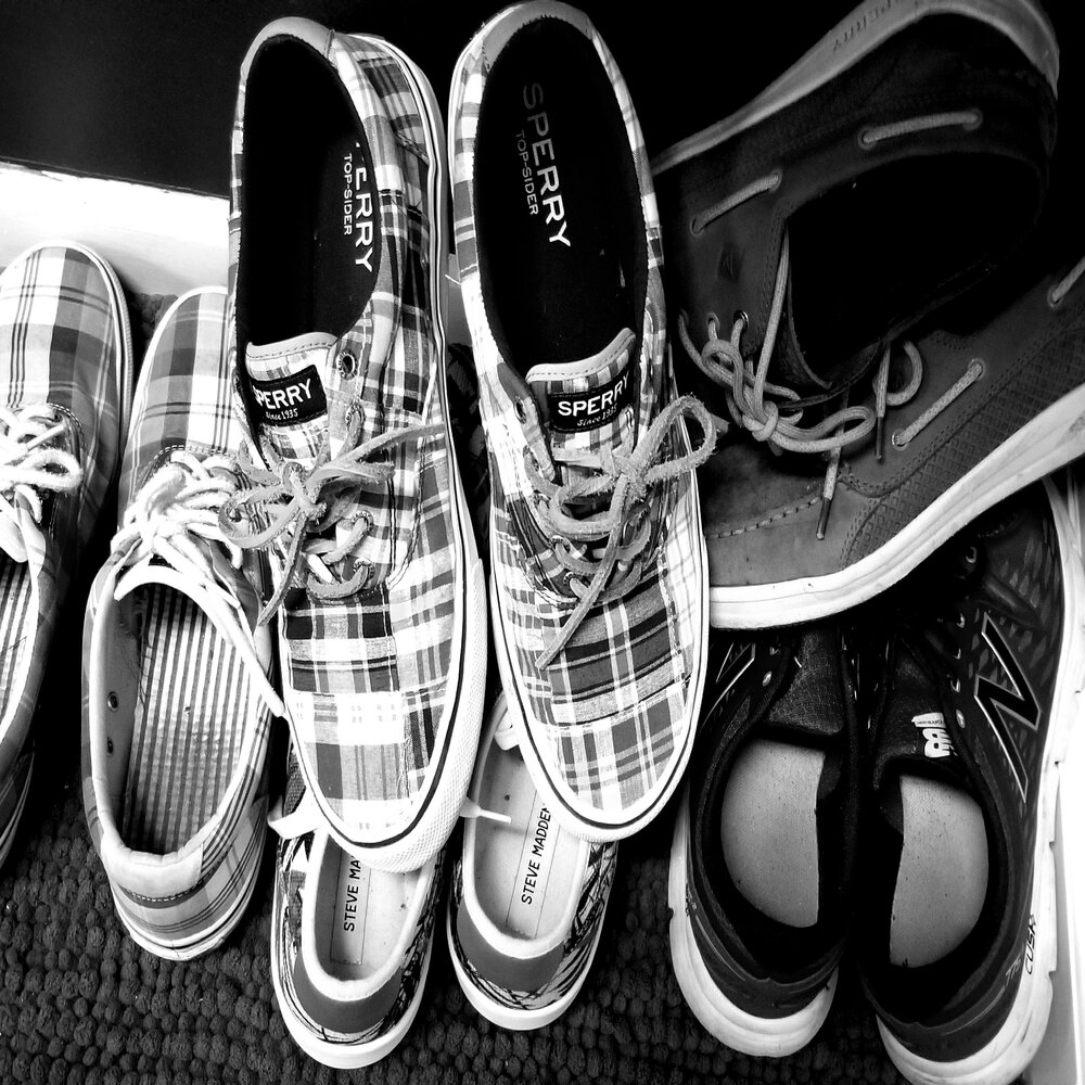 Shoes песни. Playlist for shoes. He tie shoes cartoon. Shoes песни. Shoes песни.
