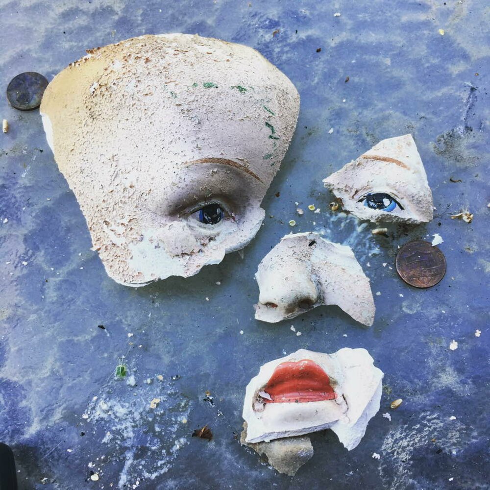 Девочка собирает черешню. כישורי חיים на русском. Акация жирафа. Мальчик ест яблоко фото. Дерево для детей.