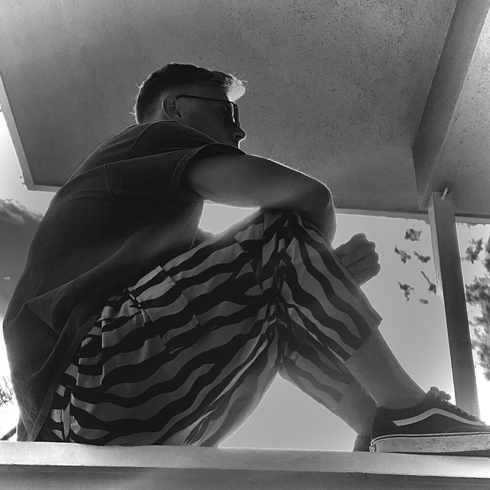 исполнитель позади