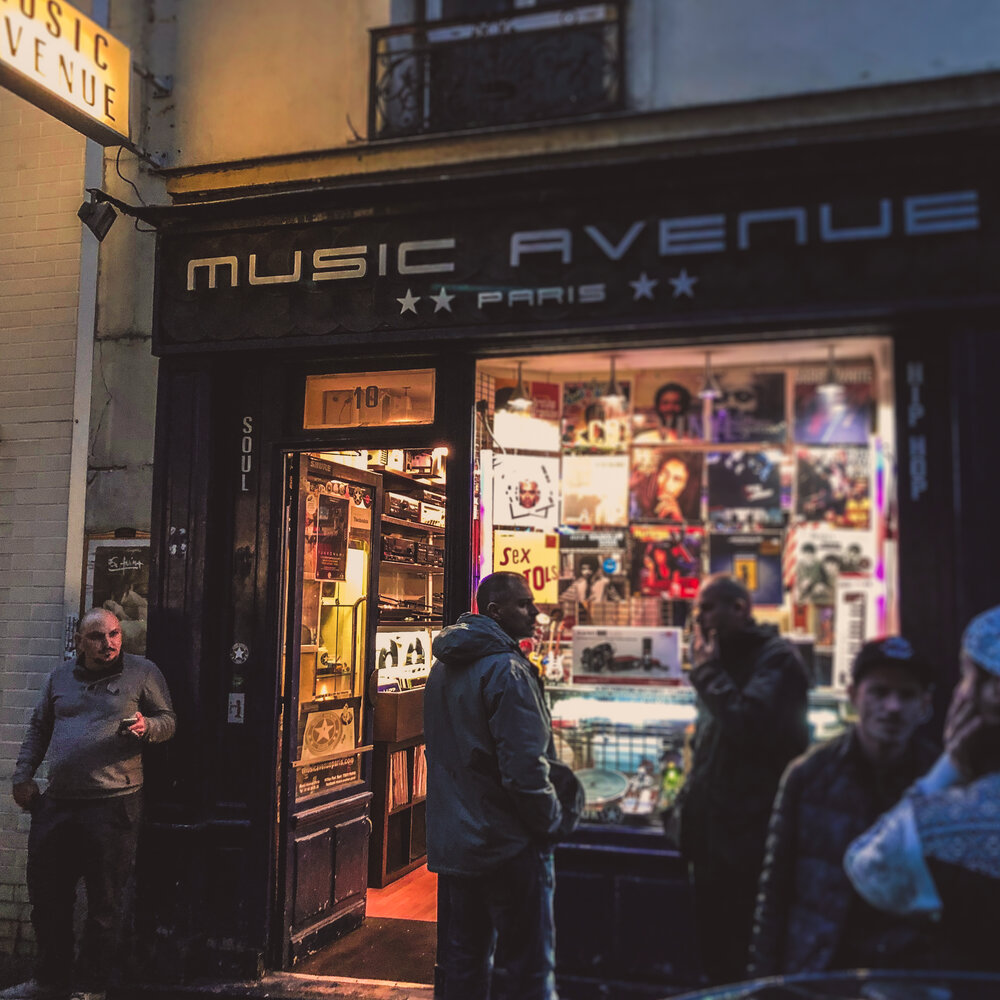 Music avenue. Магазин муз инструментов. Магазин музыкальных инструментов. Современные музыкальные инструменты. Music avenue.