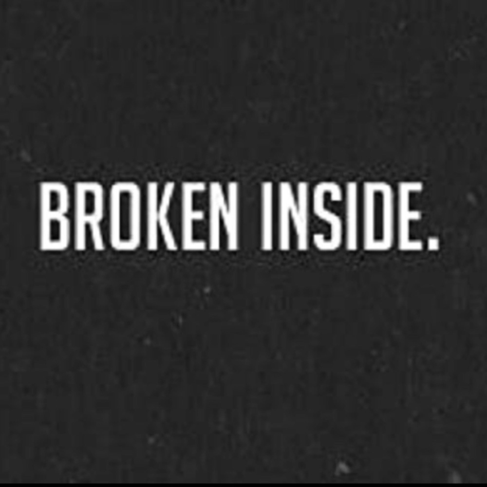 Грустный картинка i m broken. Брокен инсайд. Broken inside перевод. Broken on the inside. Футболка дед инсайд.