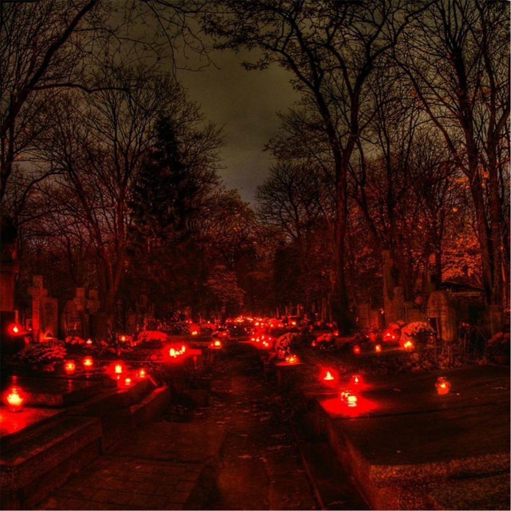 Ужасный ночной. Кладбище ночью. Мрачное кладбище.