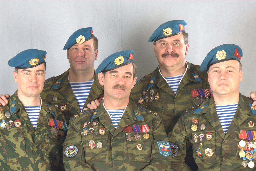Под знаменем гвардейского полка голубые береты