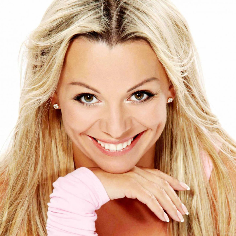 Саша мен Ребекка бір-біріне куннилингус жасап, әртүрлі ойыншықтармен ойнайды.