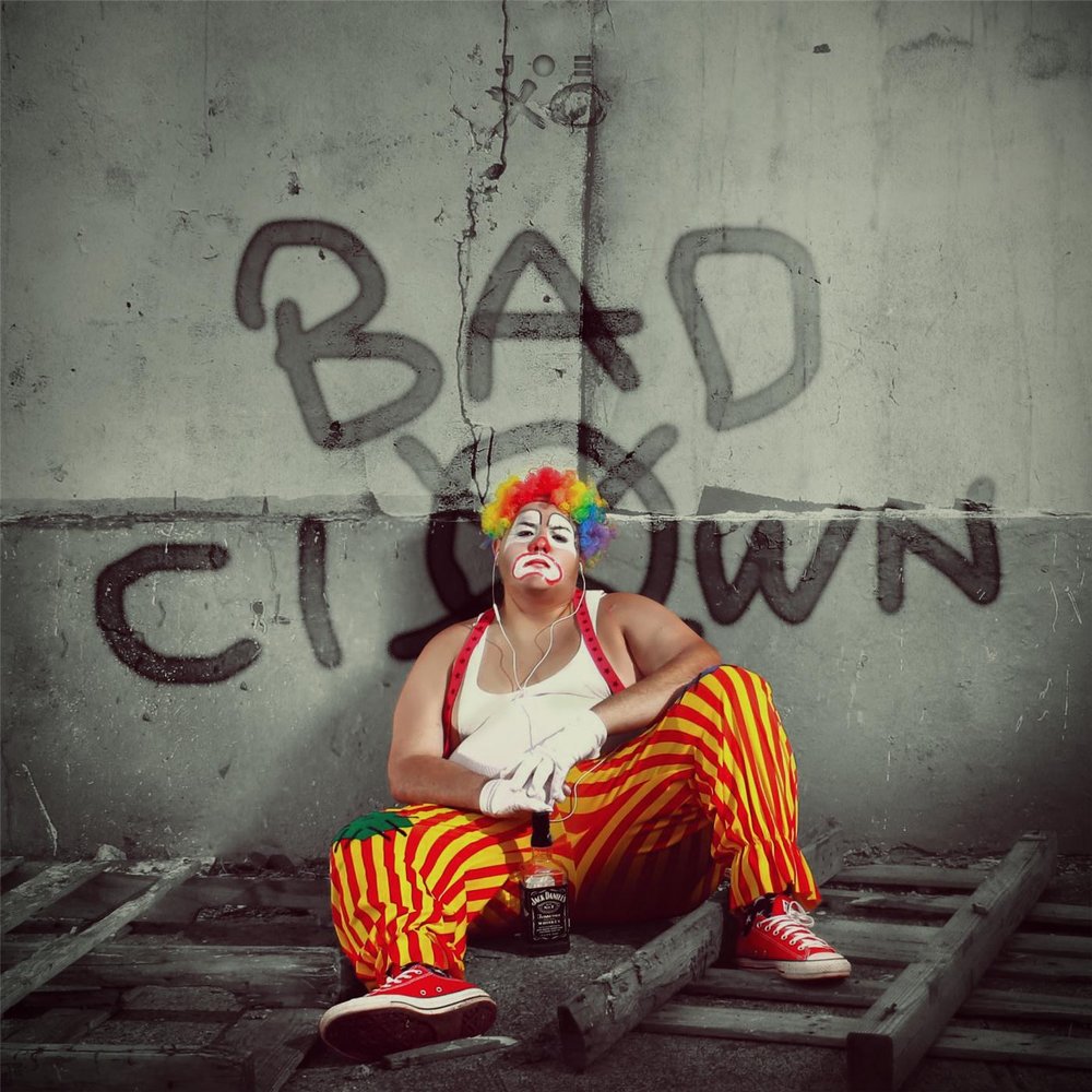 Clown слушать. Джо клоун. Клоун x o. Джо Джо клоун. Клоун слушает.