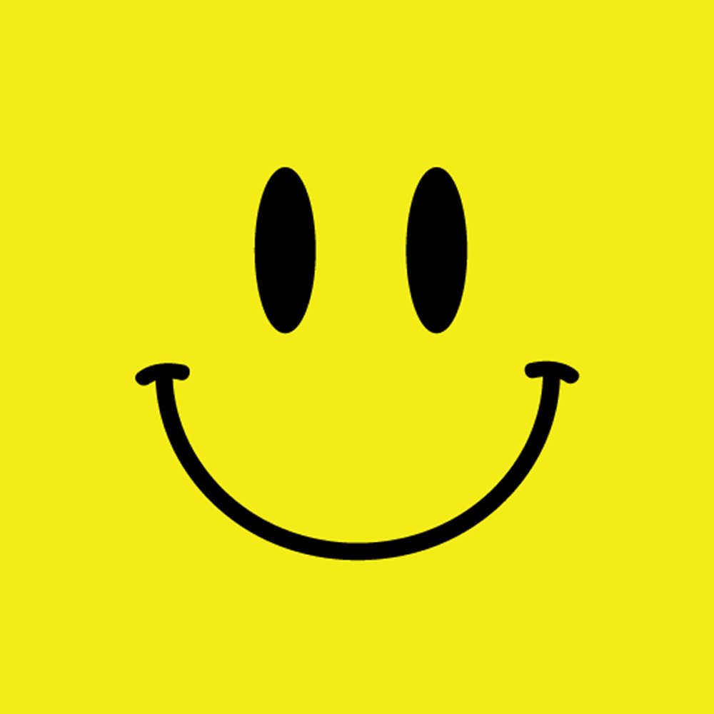 Смайлик на желтом фоне улыбающийся