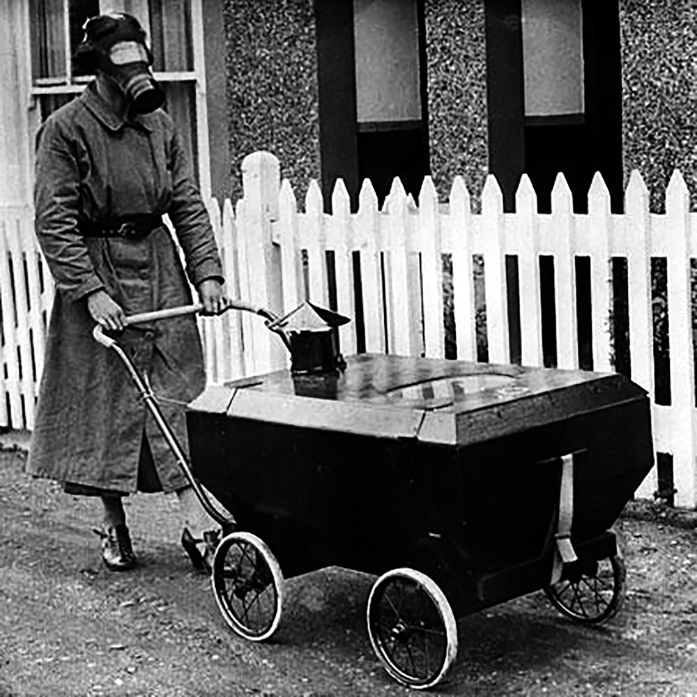 Детская коляска на случай газовой атаки Англия 1938