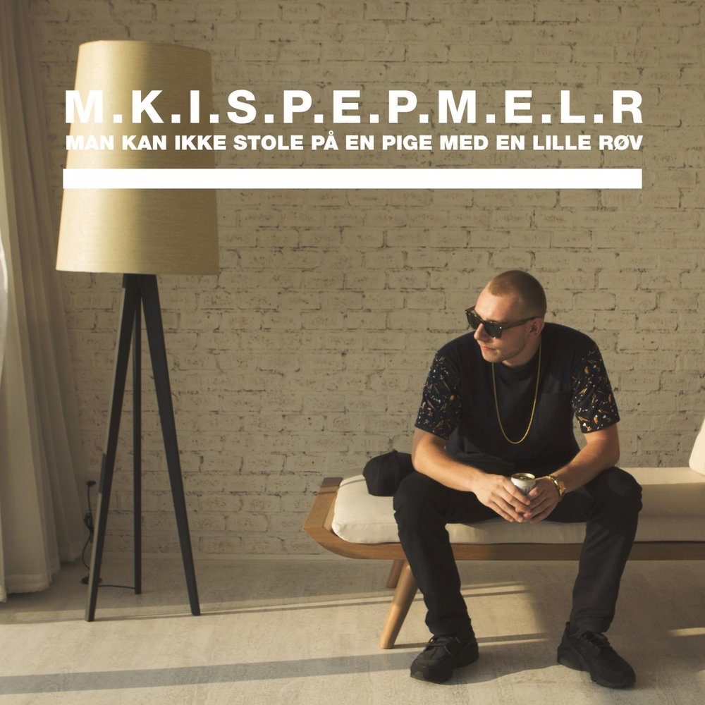 Мужчина средних лет задумчивый. Человек лежит на кровати. Man kan. Man kan. Мужчина средних лет солидный.